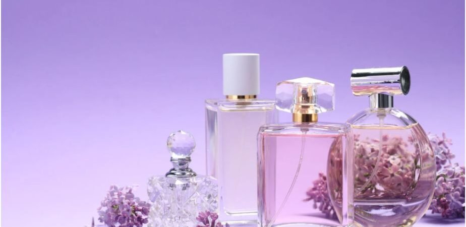 Natural vs Synthetic Fragrance Ingredients in Perfume