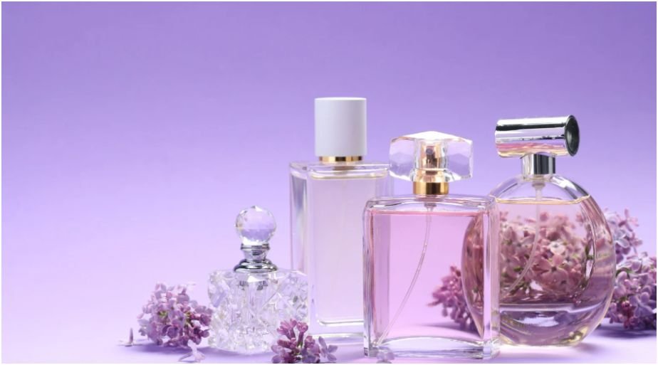 Natural vs Synthetic Fragrance Ingredients in Perfume