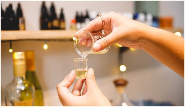 How Natural vs Synthetic Fragrance Ingredients in Perfume Differ in the Lab