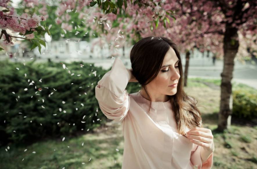 Should You Rub Your Wrists Together After Spraying Perfume